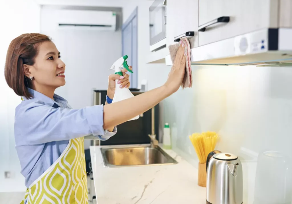How-to-Clean-Greas-Off-Kitchen-Cabinets-1024x757_2023-05-08-130410_ieqx_a8c38b