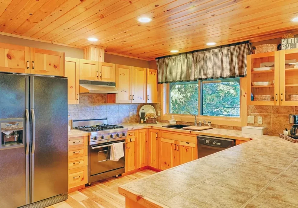 countertops-and-cabinets-in-rustic-kitchen-2021-08-28-21-35-23-utc_a8c38b